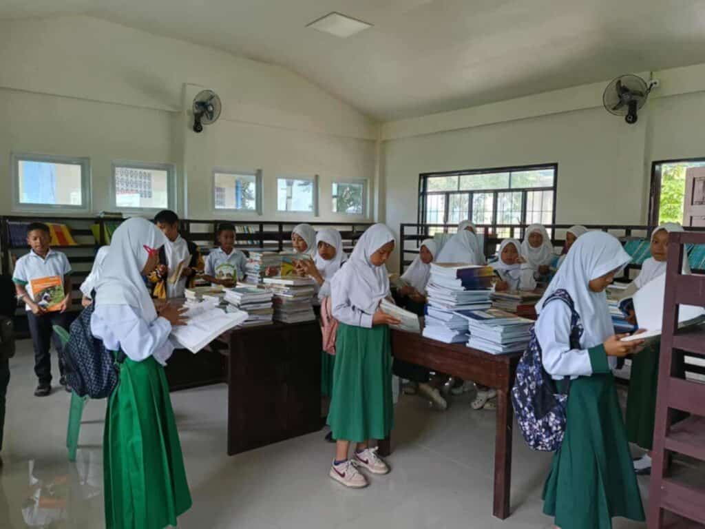 Lanao school children at the library