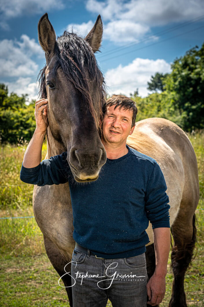 Réalisation d’une séance portrait avec un vigneron et son cheval de trait