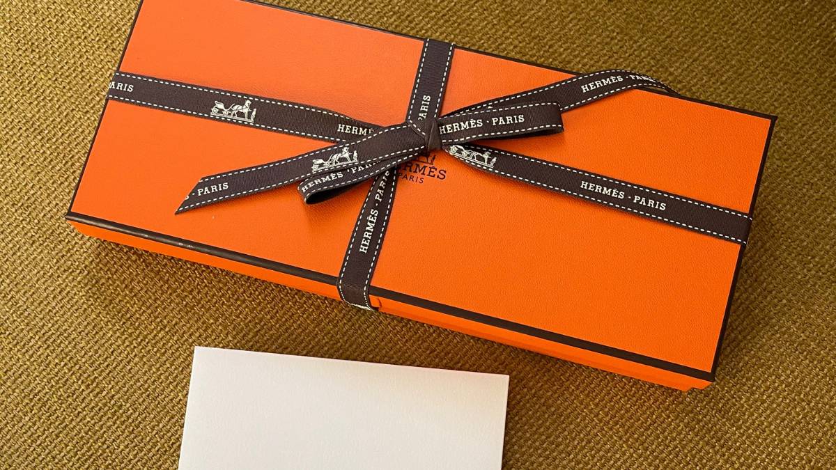 Best Luxury Gifts Ideas Under $500 To Make Her Feel Special - Blog Banner