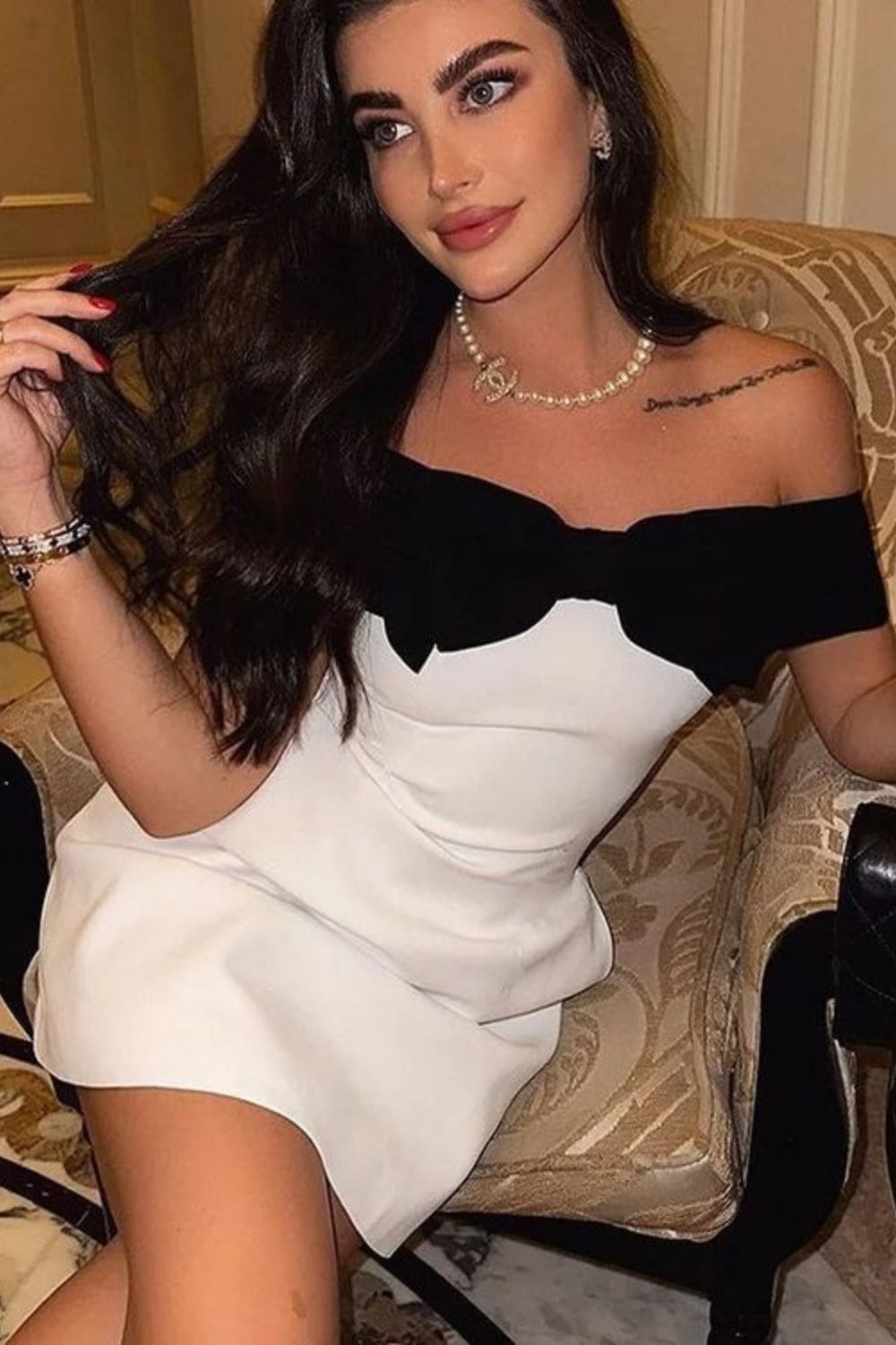 necklace-with-offshoulder-Pearl-choker