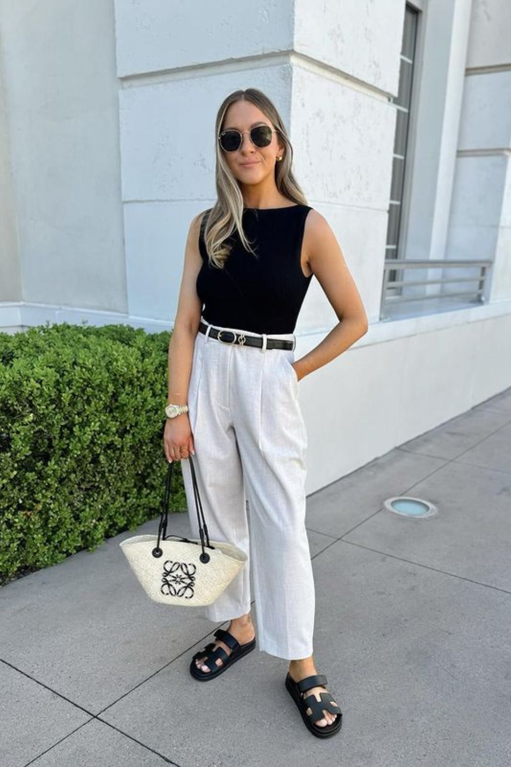 what-to-wear-to-vegas-Beige-Linen-Pants-Black-Tank-Black-Sandals