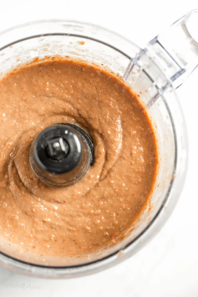 Smooth, spicy sauce for Mexican-style pizza with chicken, in a blender.
