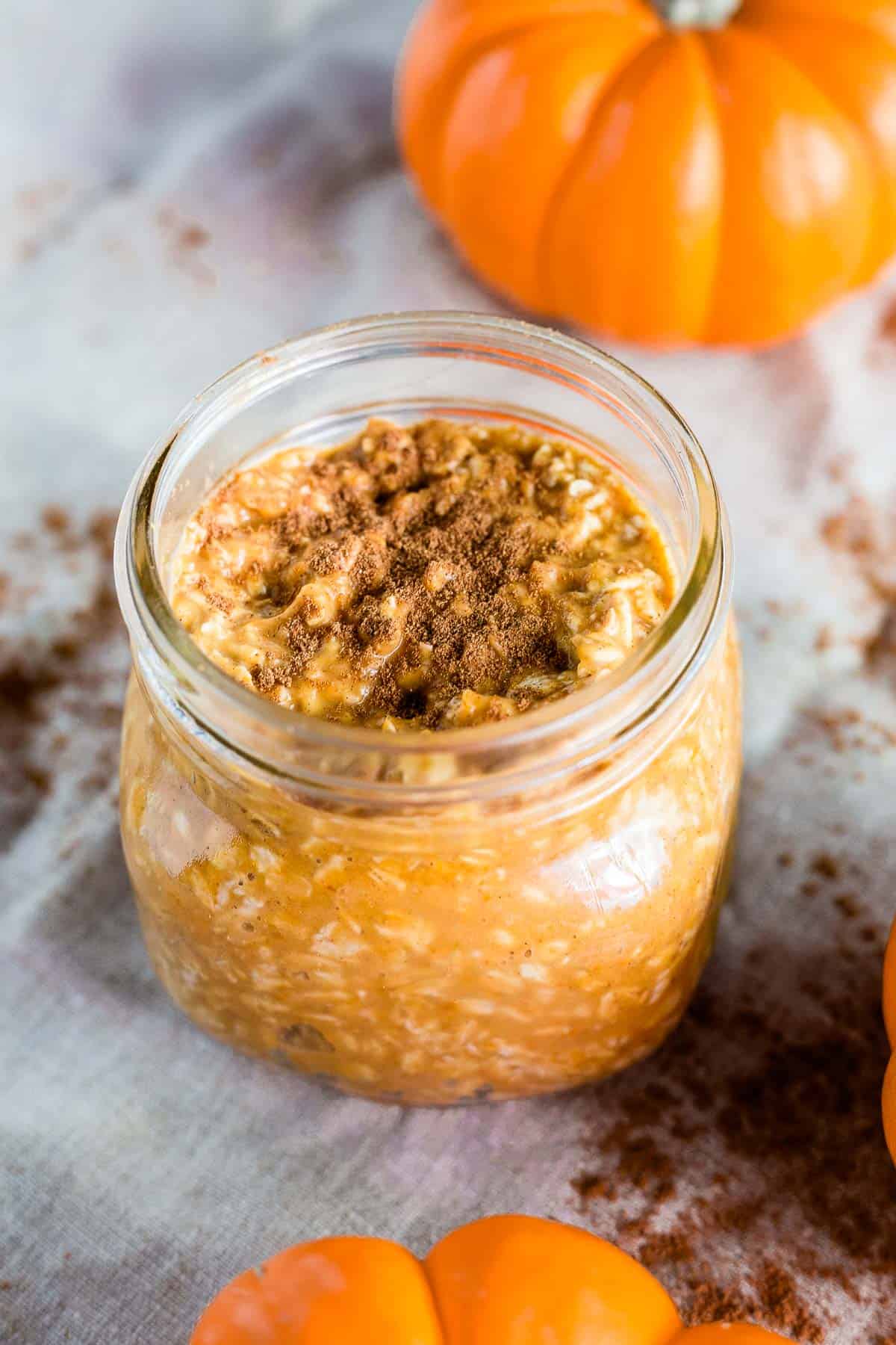 Pumpkin overnight oats topped with cinnamon and nuts, perfect for autumn mornings.