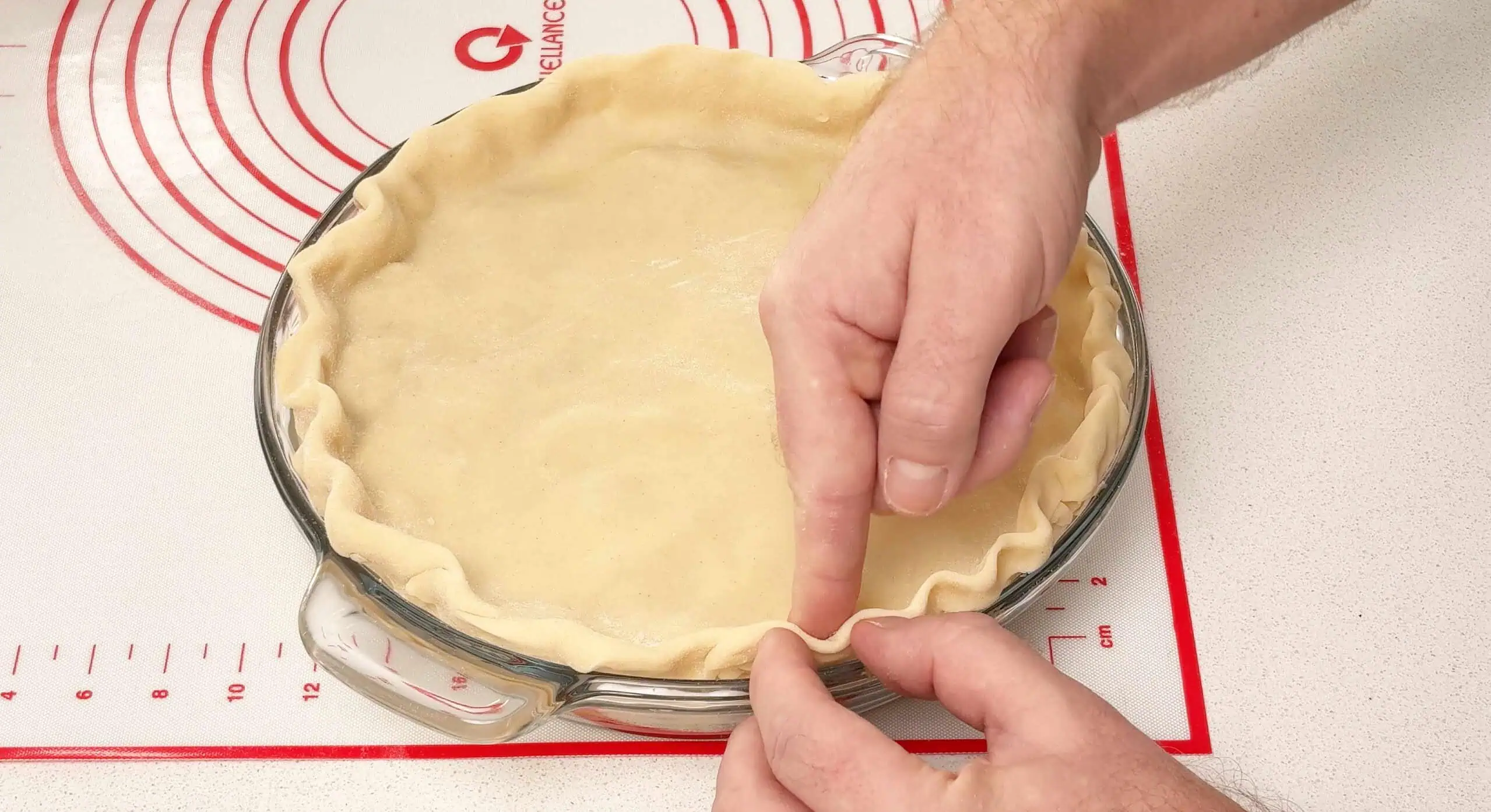crimping an apple pie crust Crimping an apple pie crust