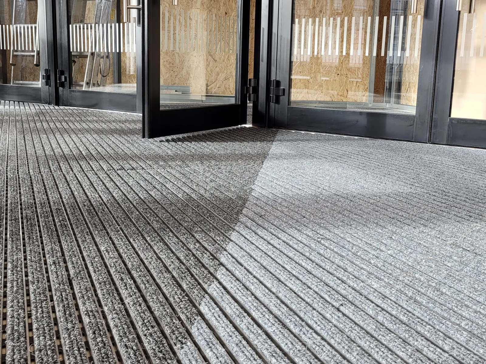 Galeria Madison — zbliżenie na tekstury wycieraczek aluminiowych i tekstylnych