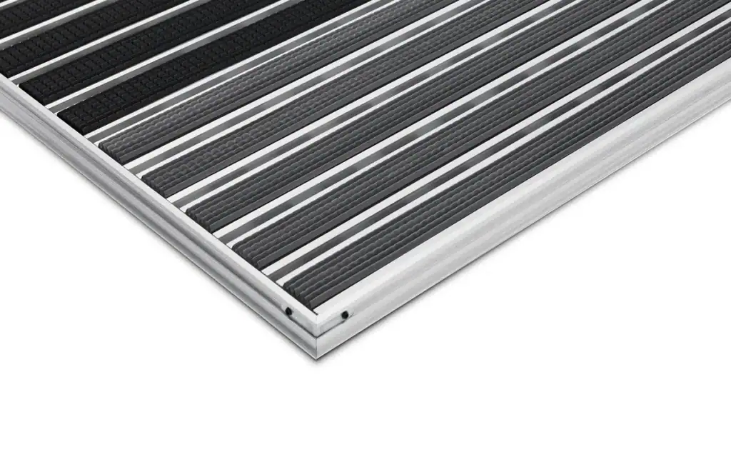 Aluminium vs guma vs tekstylia — jak wybrać materiał pod obiekt