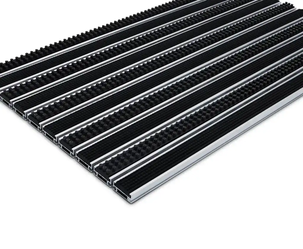 Zdjęcie produktowe aluminiowej wycieraczki obiektowej Combi Standard 17, z wkładami: szczotkowymi i gumowymi (mieszany), w kolorze: szarym.