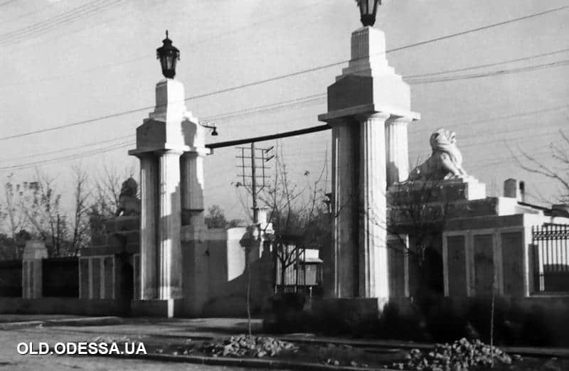 Арка з левами на вході до Одеської кіностудії, історична пам'ятка.