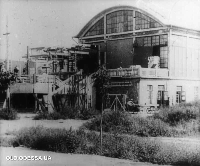 Стара будівля Одеської кіностудії з архітектурними деталями.