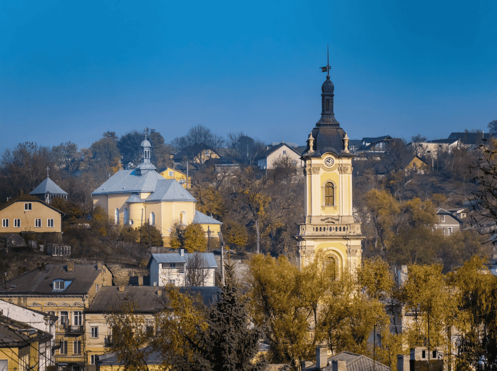 Історичний краєвид з церквою та дзвіницею на тлі осіннього міста.