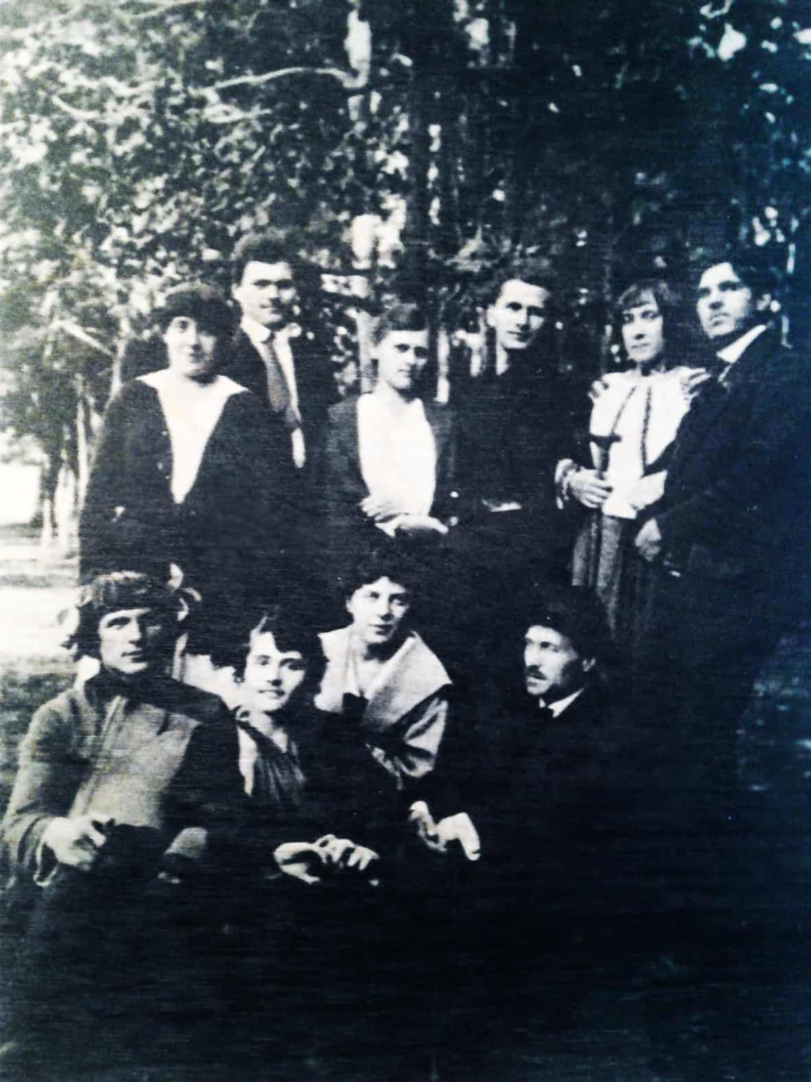 Групове фото молодих людей на природі, 20 століття.