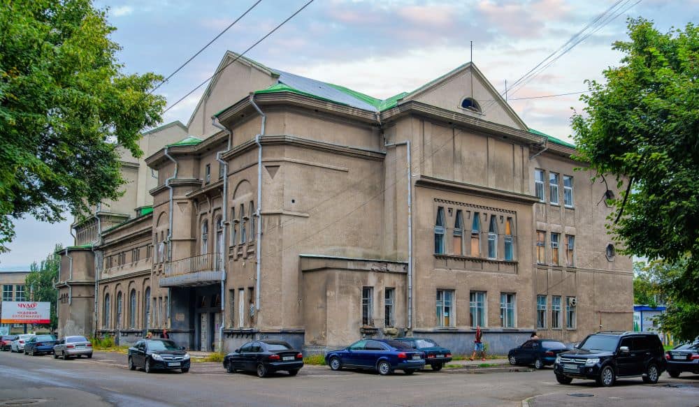 Архітектурний модерн у українському стилі, історична будівля з характерними оздобленнями.