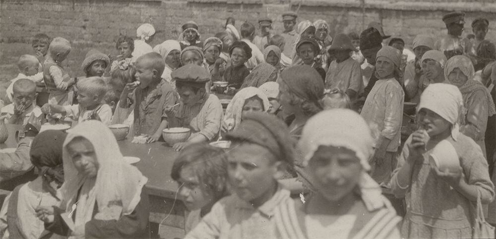Діти та дорослі під час голоду 1921–1922 років у Україні.