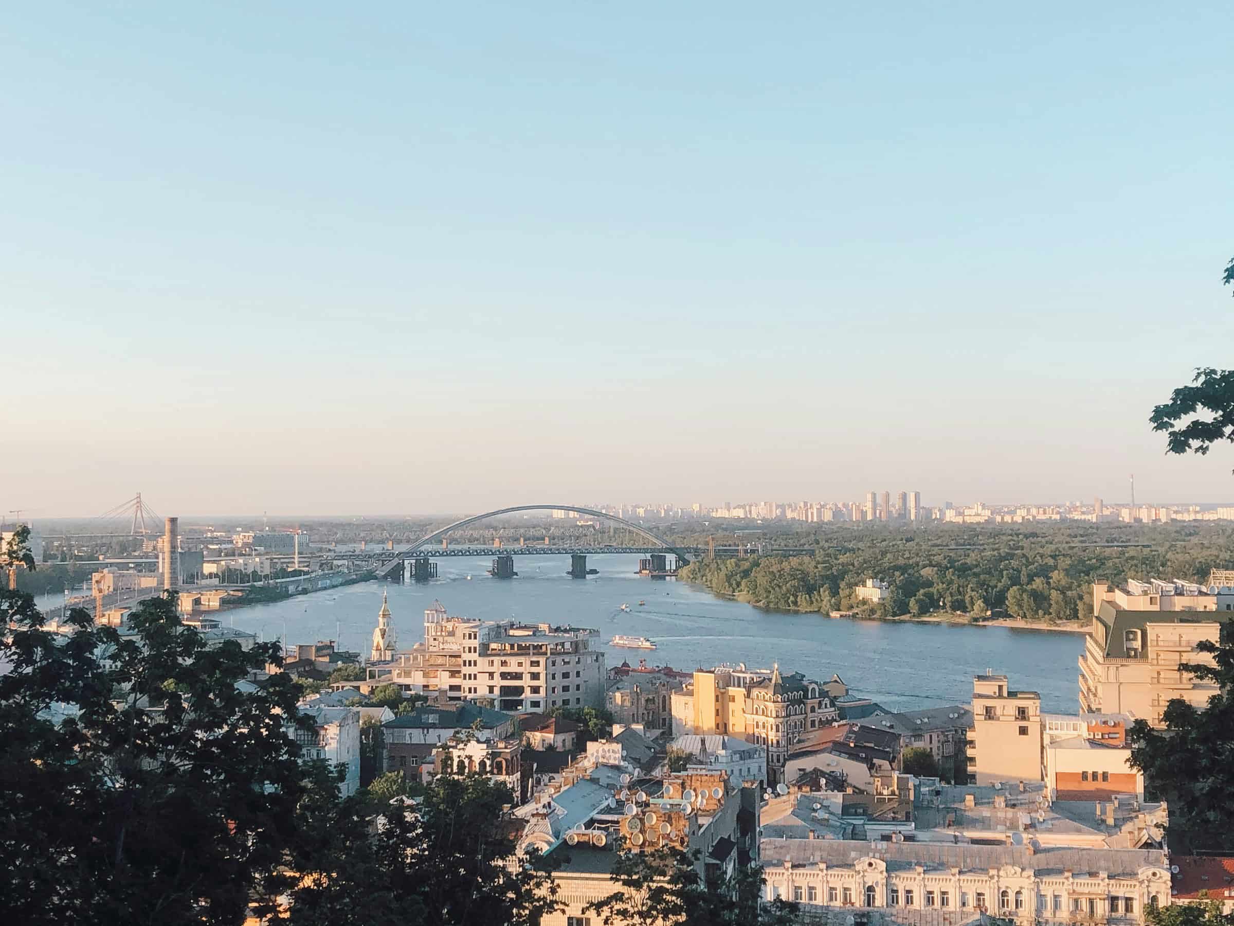 Київ з панорамним видом на Дніпро та міст через річку.