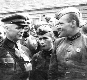 Молоді військові в формі під час історичного заходу.