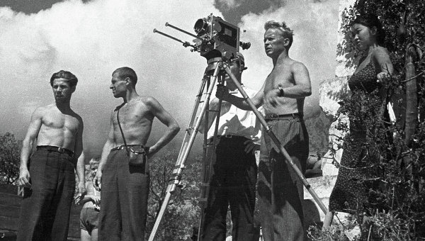 Мужчини з кінокамерою на вулиці, історична фотографія.