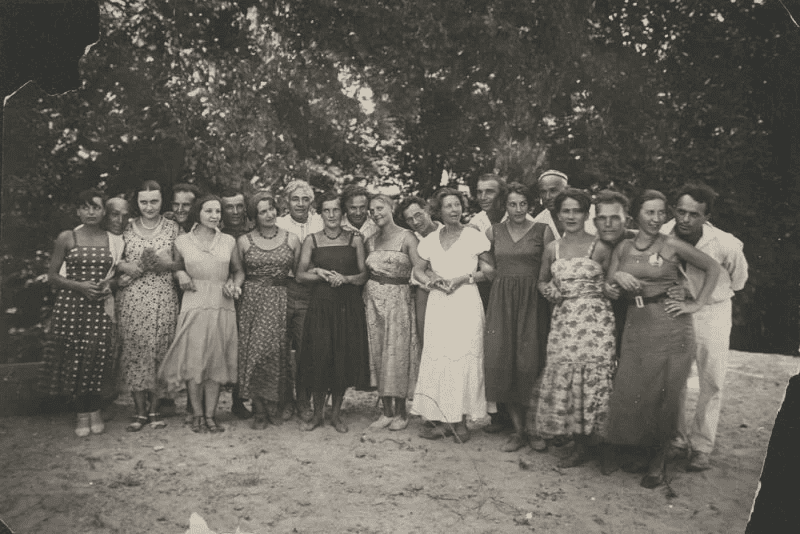 Групова фотографія українських жінок у 1930-х роках на природі.
