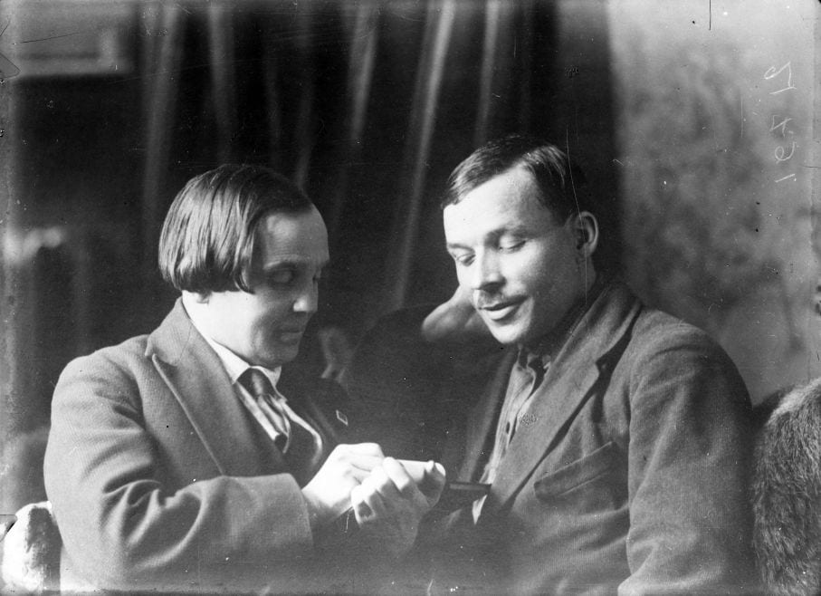 Микола Куліш і молодий чоловік на зустрічі, історична фотографія.