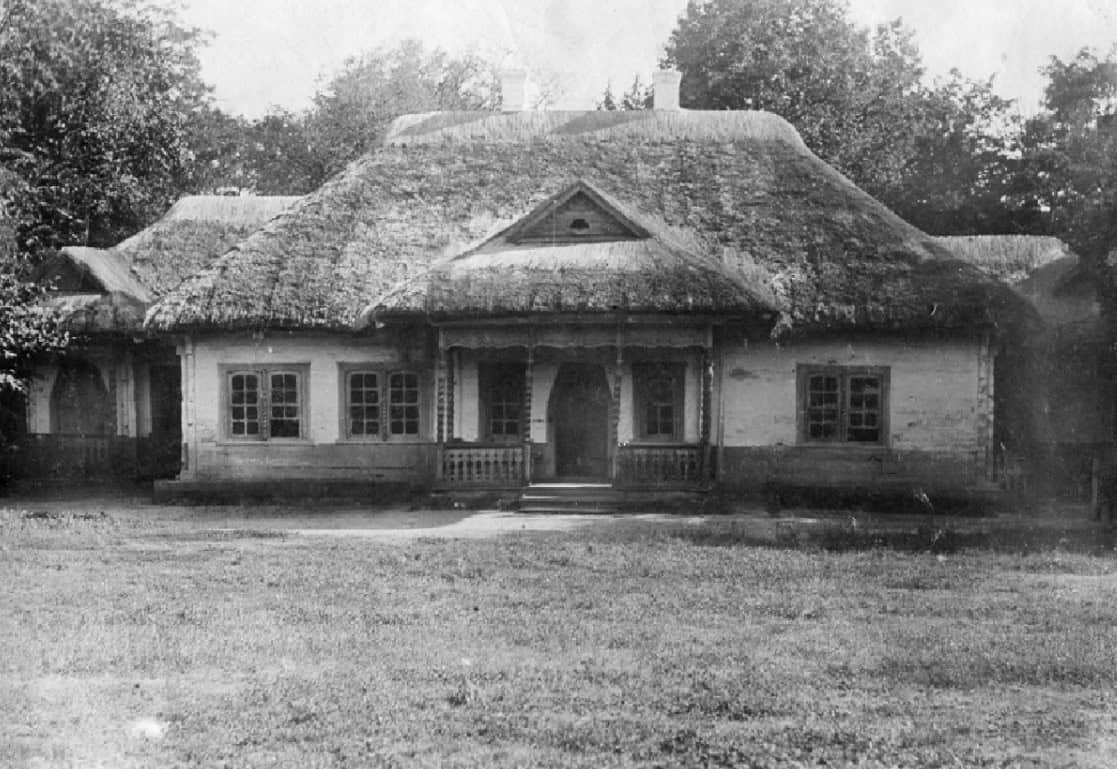 Історична українська хата з солом'яним дахом, архітектура модерн.