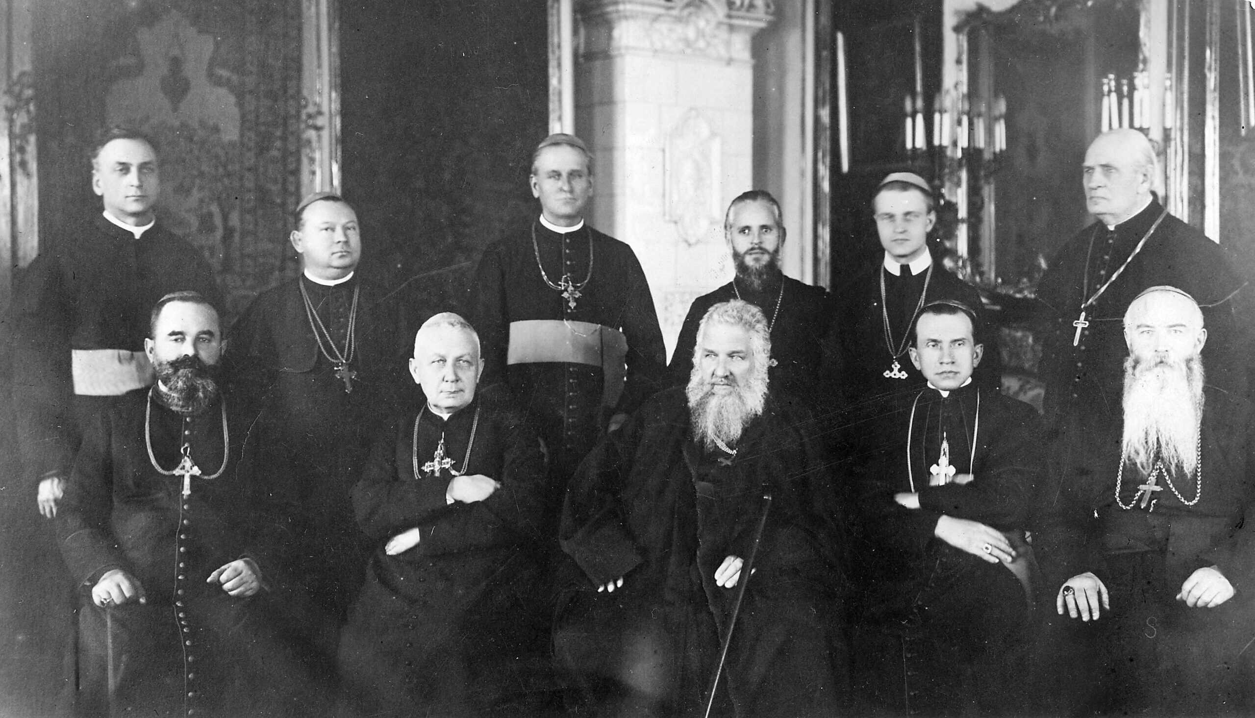 Групове фото духовенства та діячів у церкві, історична фотографія.