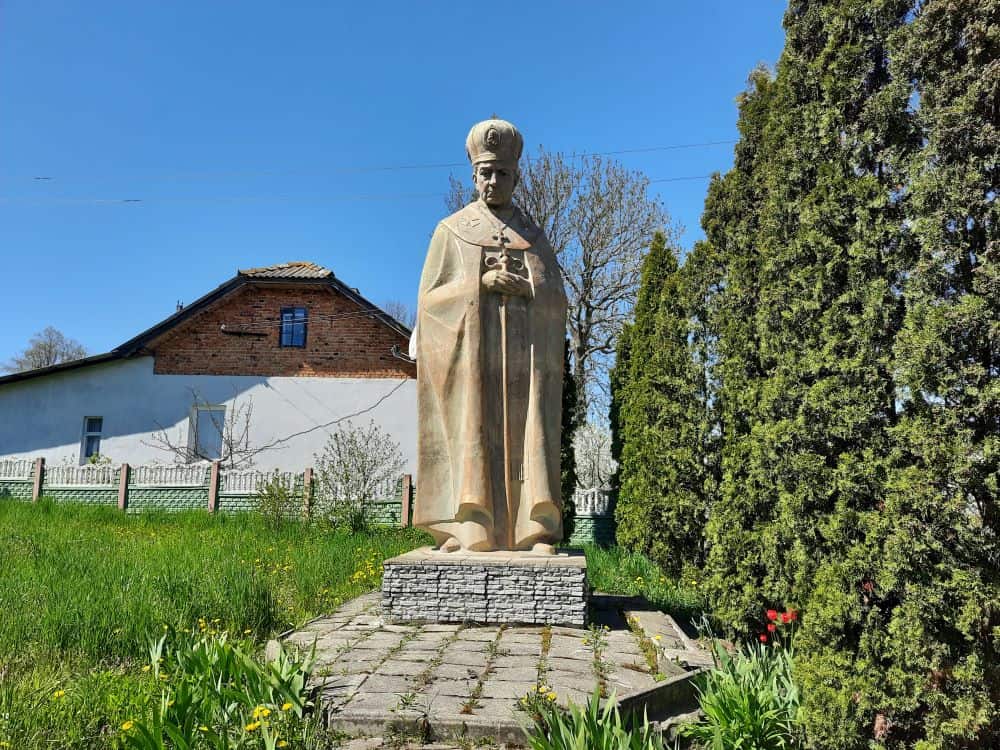 Пам'ятник Григорію Хомишину на відкритому повітрі.