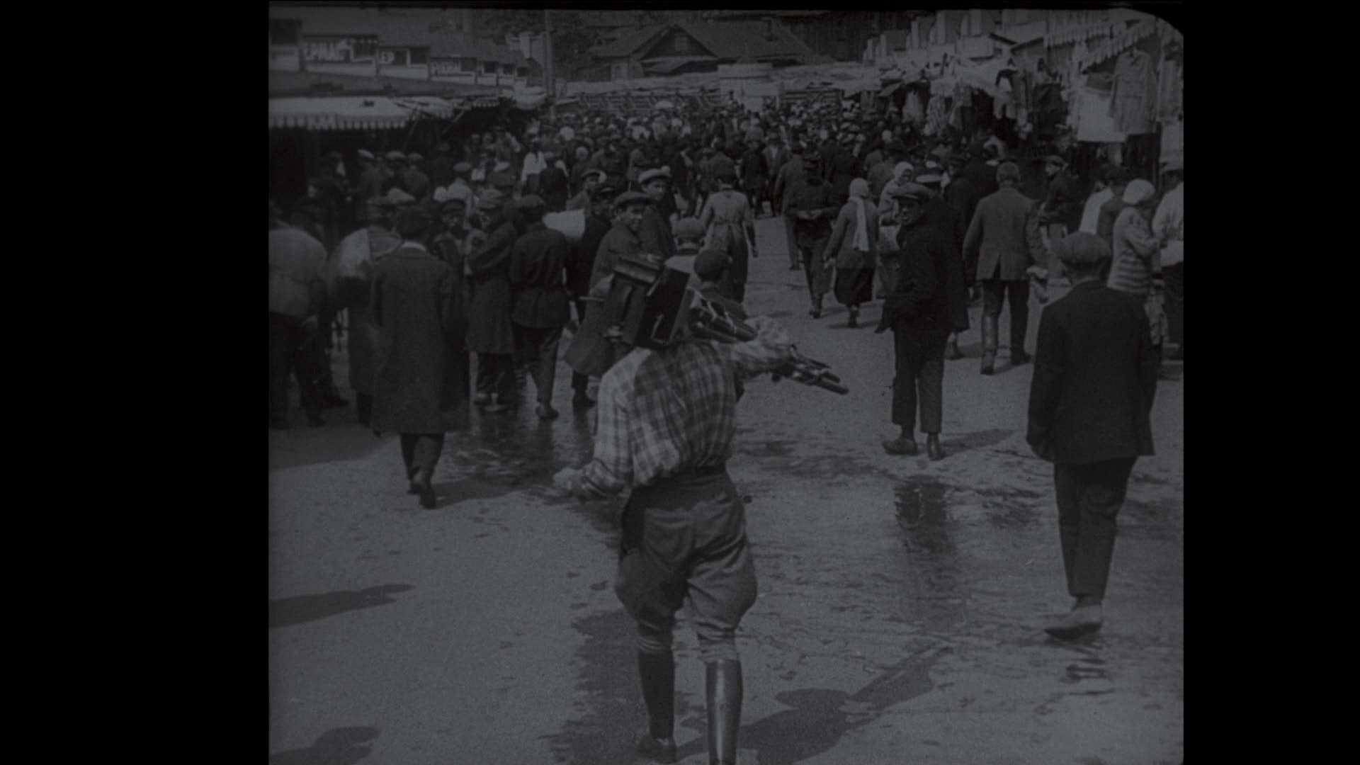 Масовий рух людей на вулиці в історичному контексті.