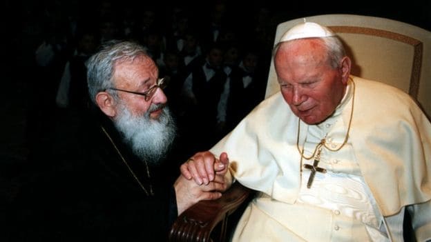 Папа Римський Бенедикт XVI та архієпископ Любомир Гузар у спільній молитві.