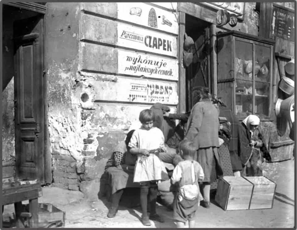 Міщани на вулиці Львова у 1940-х роках, з торгівлею та життєвими сценами.