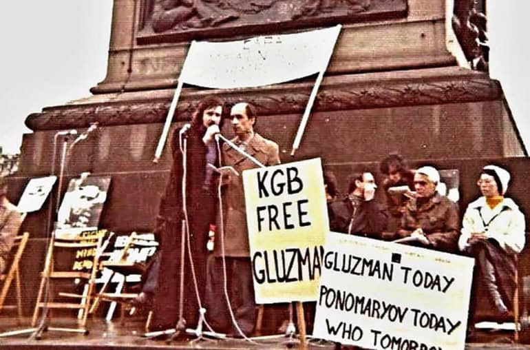 Мітинг проти радянської каральної психіатрії з плакатами.