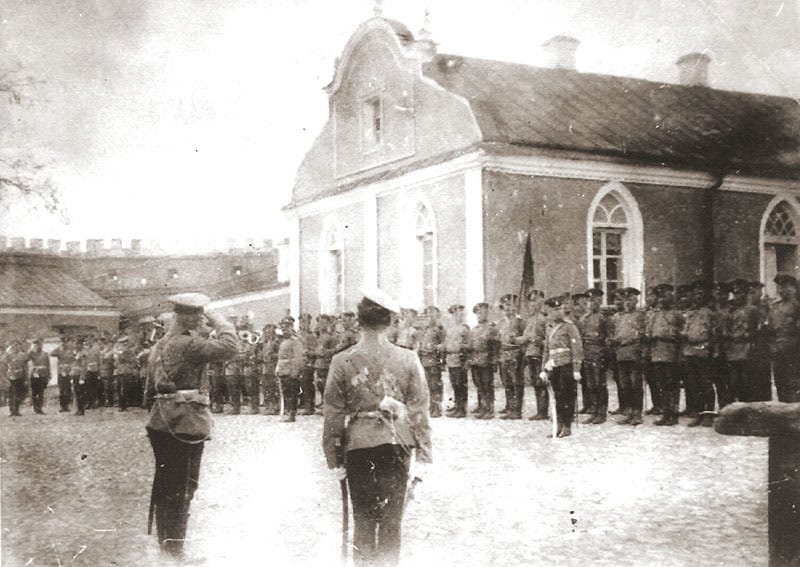 Військовий парад біля церкви під час історичного заходу.