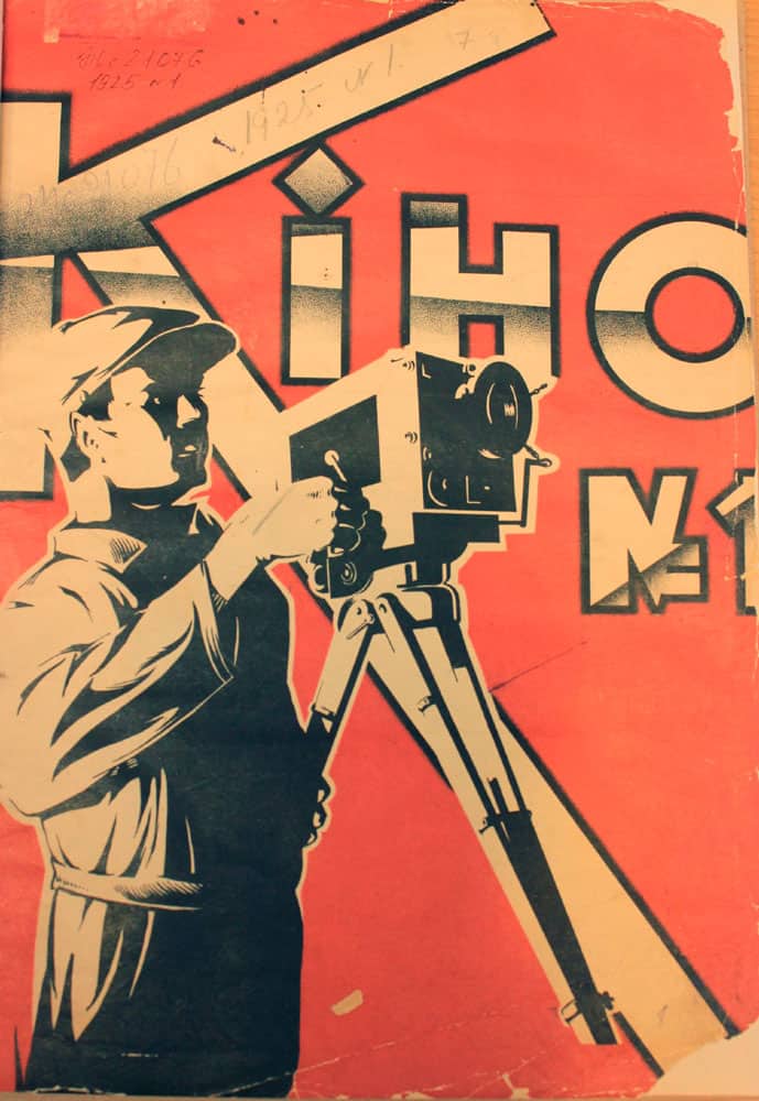 Молодий оператор з кінокамерою на фоні історико-просвітнього проекту Портал.