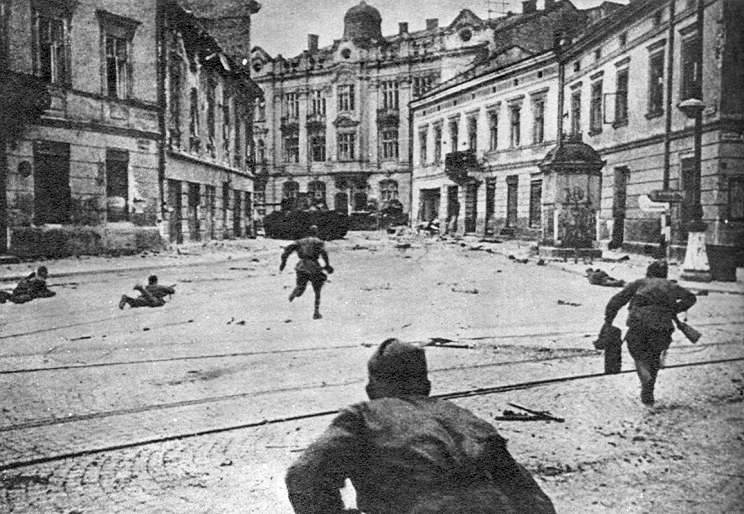 Місто Львів у руїнах під час війни, з людьми на вулиці.