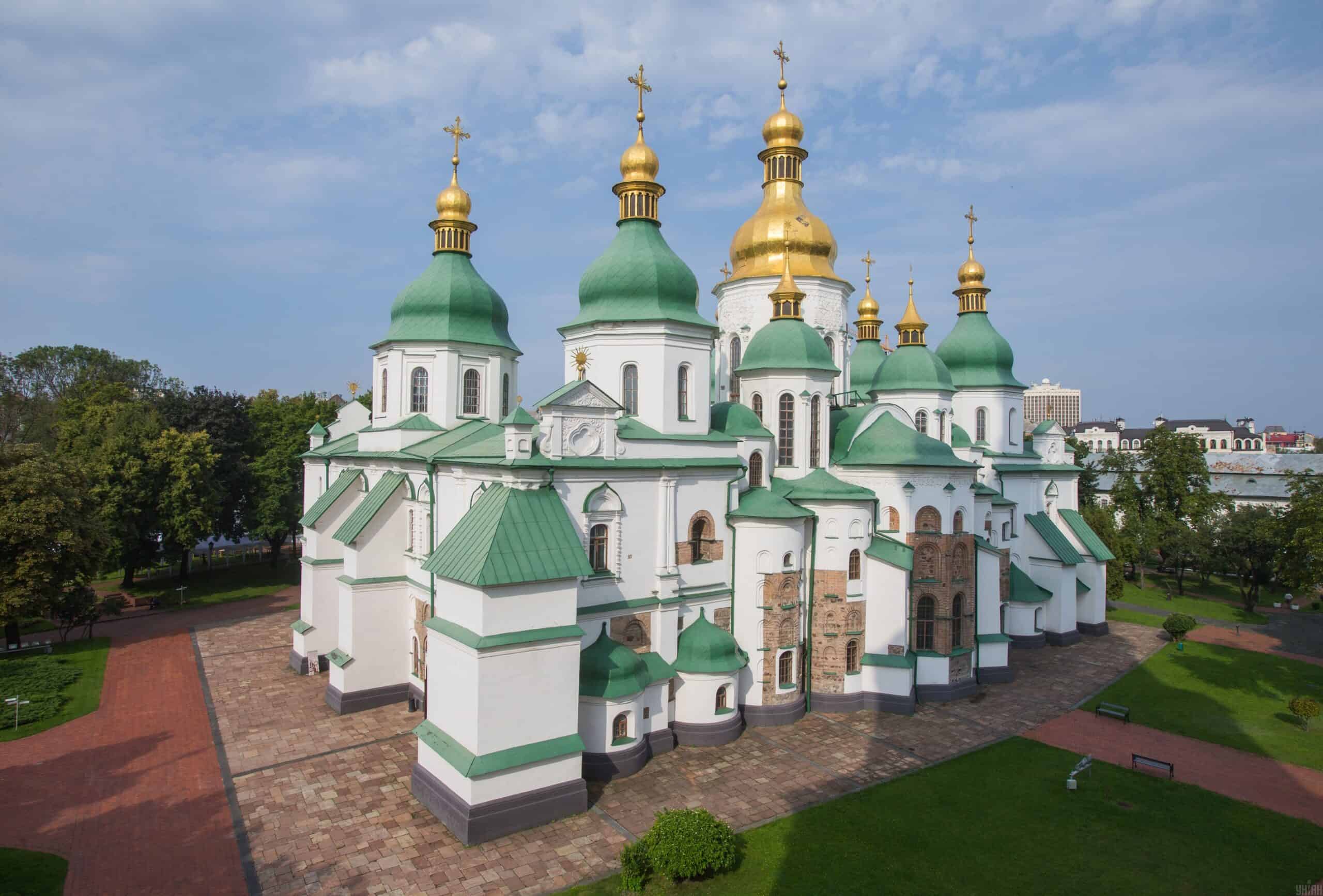 Київський Софійський собор з зеленими куполами та золотими вершинами.