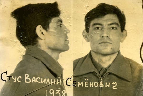 Портрет Василя Стуса у військовій формі, історична фотографія 1938 року.