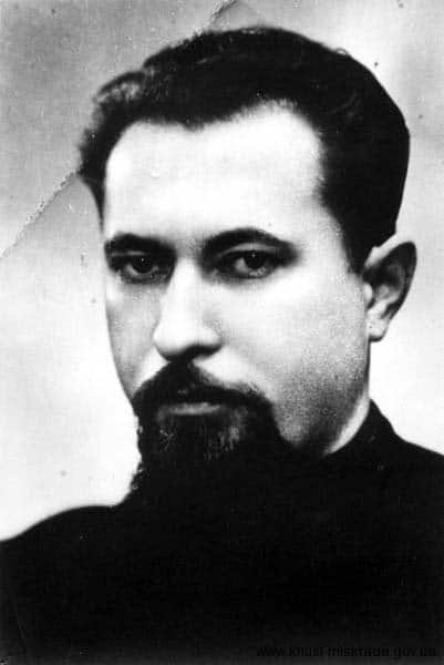Чоловік з темним волоссям і бородою, портрет у чорному і білому стилі.