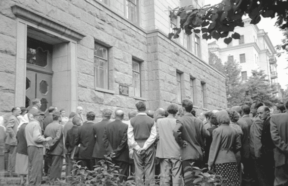 Мітинг біля будівлі з великою кількістю людей у 1950-х роках.
