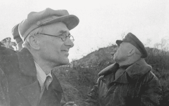 Юрій Яновський на полі бою з військовим у 1940-х роках.