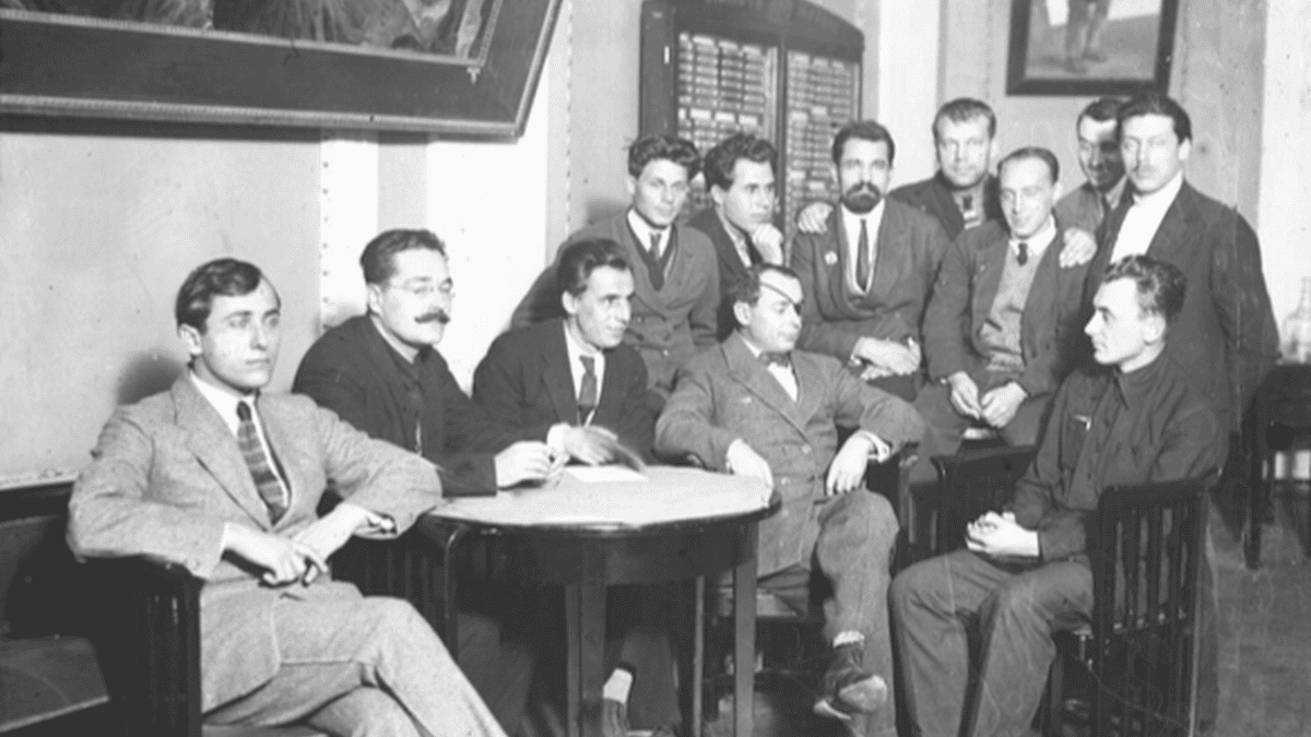 Групова фотографія письменників і діячів у кабінеті, 1930-ті роки.