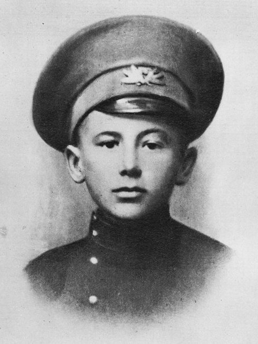 Чоловік у військовій формі з шоломом, історична фотографія.