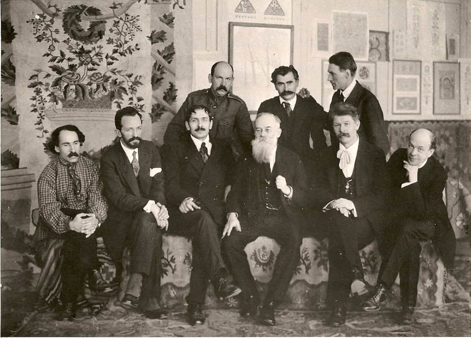Групова фотографія Василя Кричевського з колегами у 1920-х роках.