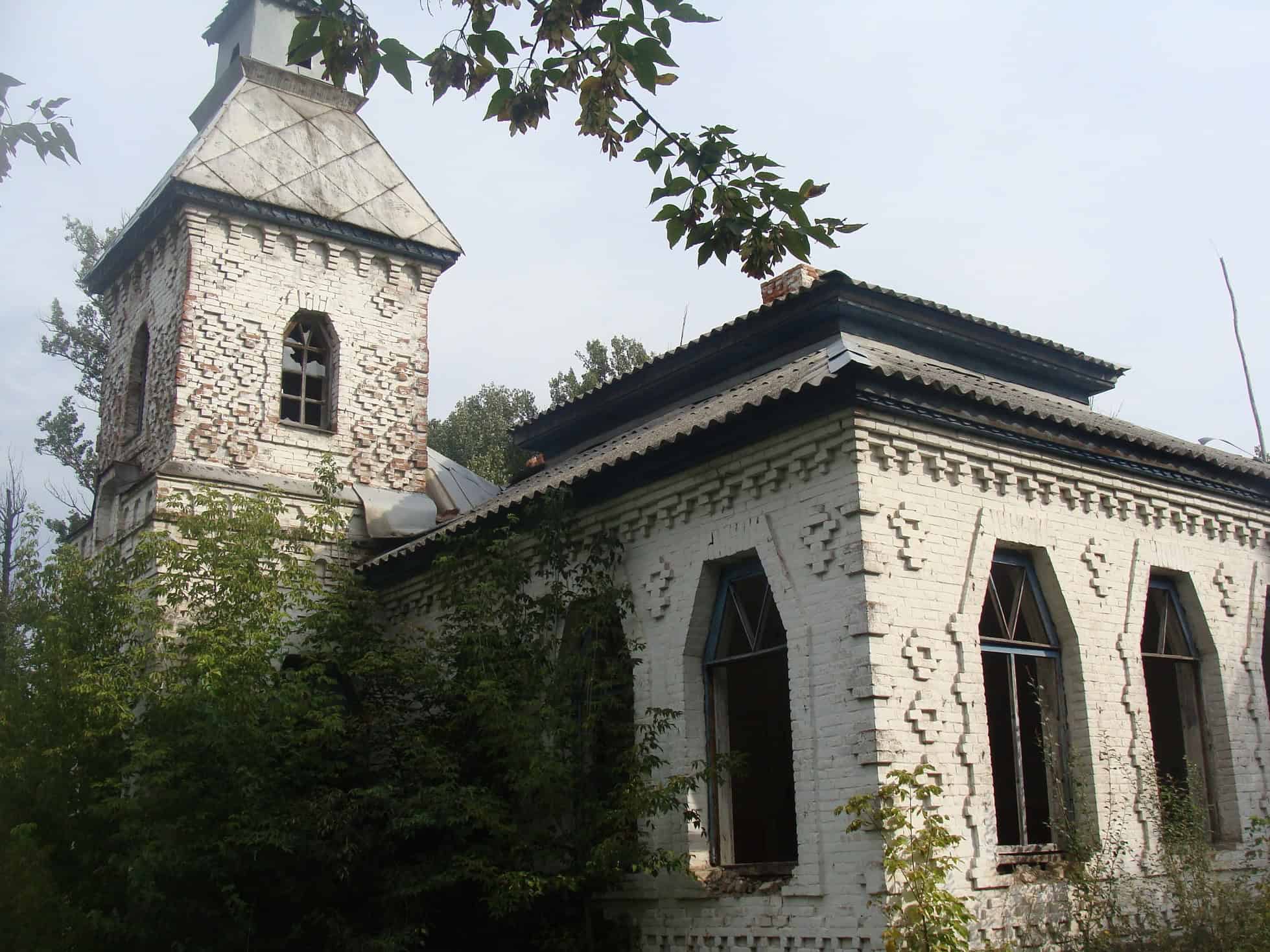 Історична церква в стилі українського модерну з високою вежею та декоративними елементами.