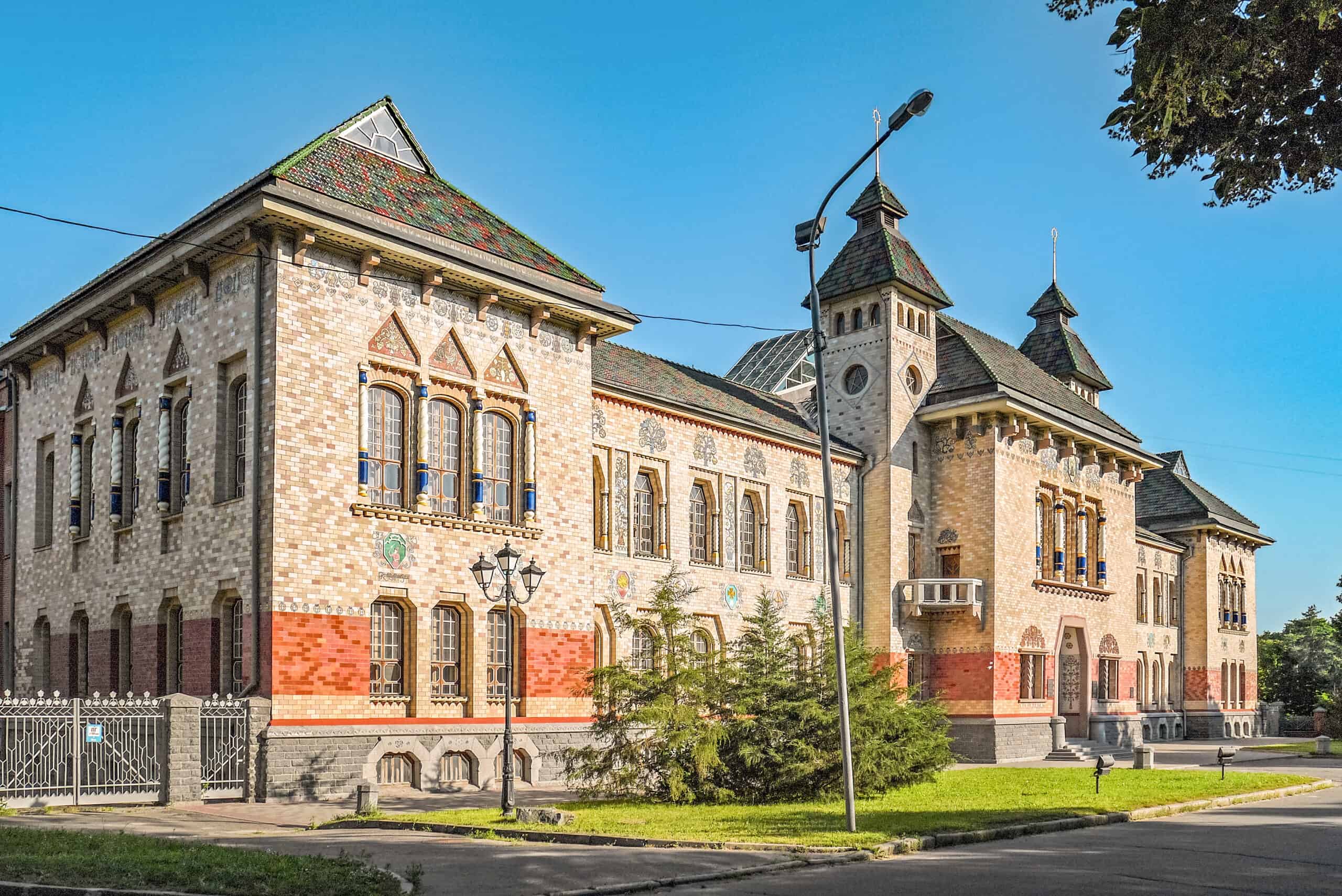 Будинок Полтавського губернського земства з історичним архітектурним стилем.
