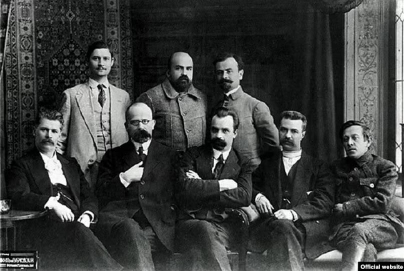 Групова фотографія українських діячів у 20-му столітті.