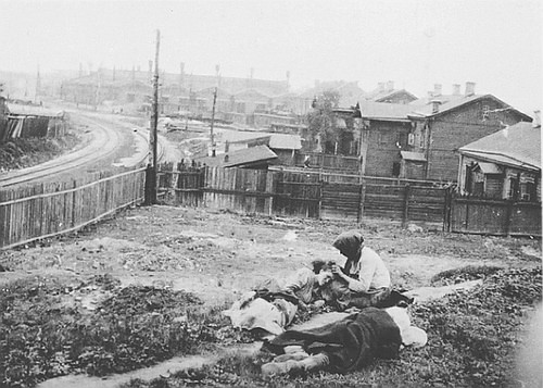 Жінки та діти на вулиці під час Голодомору 1932–1933 років.