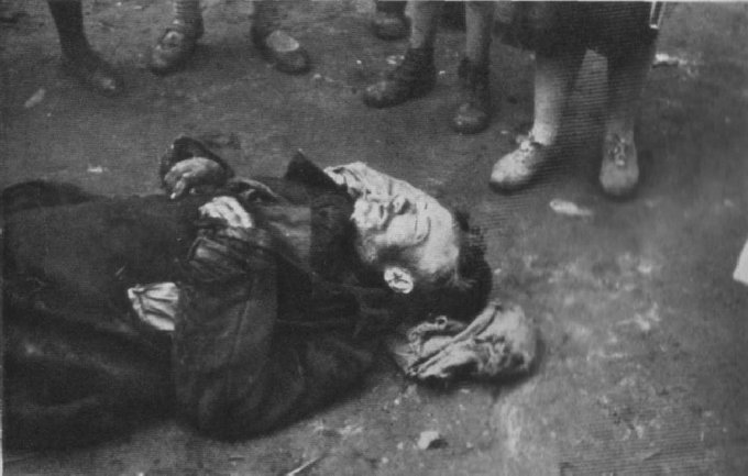 Мертва людина на землі під час Голодомору 1932–1933 років.