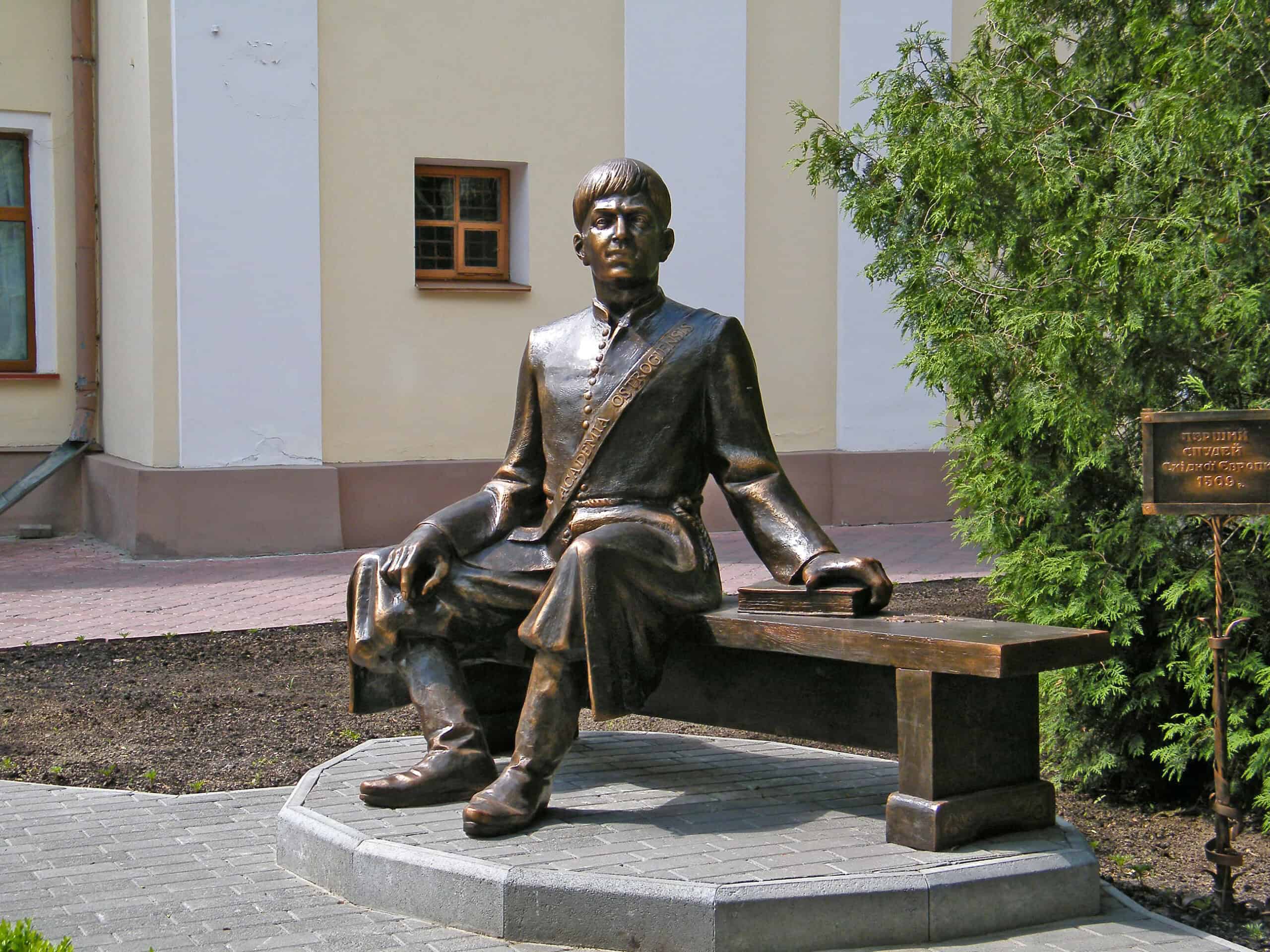 Пам'ятник Івану Федорову в Острозі, історична постать друкаря.