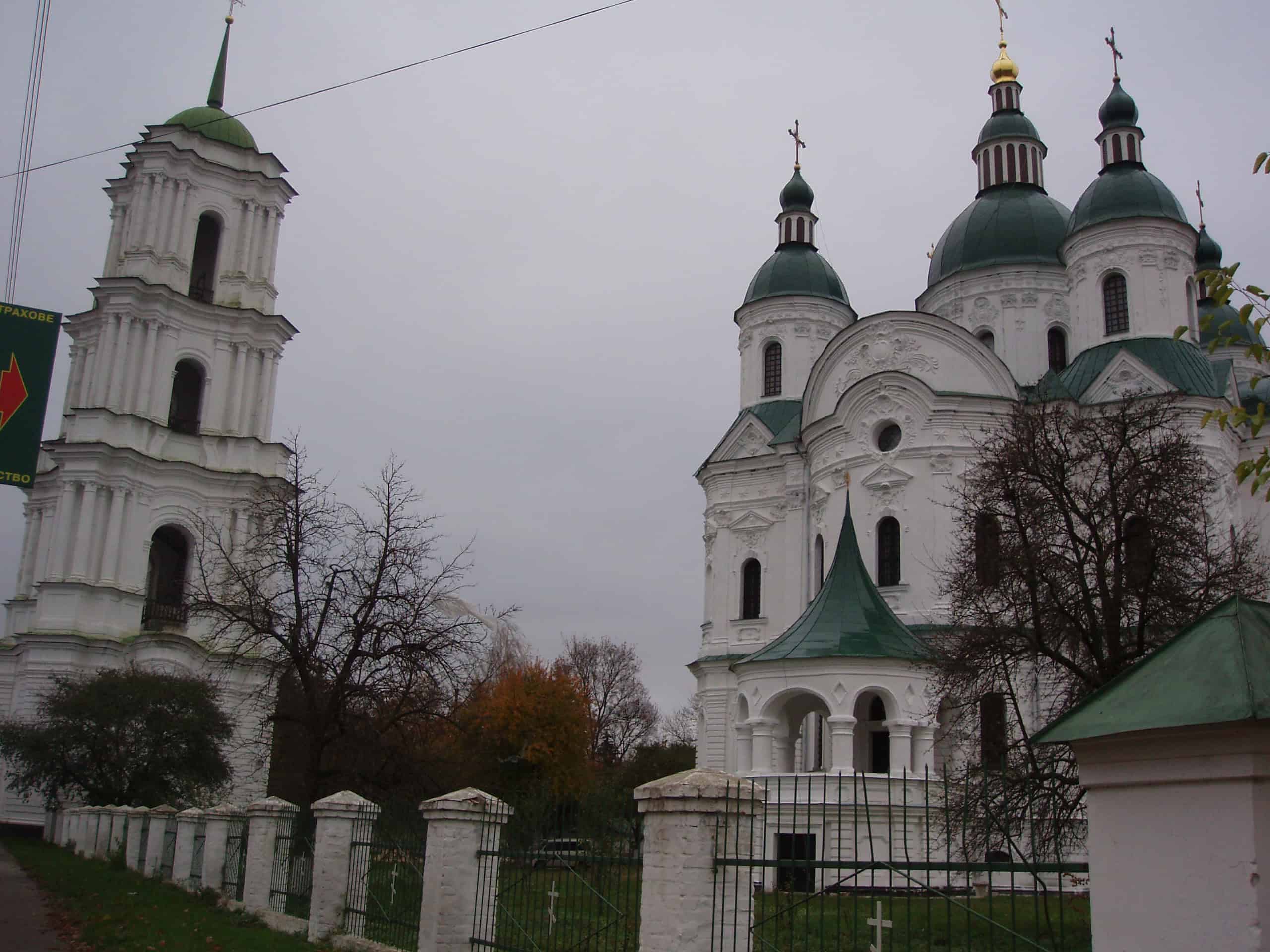 Козацька церква в стилі бароко з високими куполами та дзвіницею.