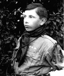 Молодий Степан Бандера у військовій формі, чорнобіле фото.