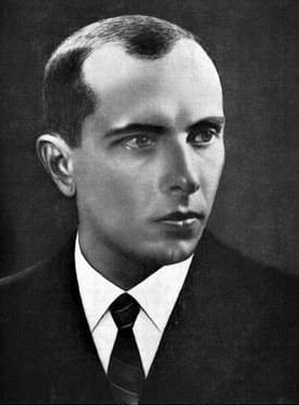 Степан Бандера у формі, чорнобіле фото, історична постать.