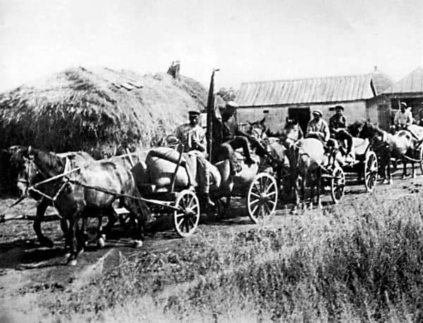 Масовий голодомор 1932–1933 років в Україні, люди на візках у сільській місцевості.